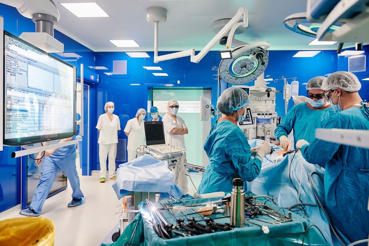 Решения MVS для операционных интегрированы с медицинской информационной системой больницы (МИС).