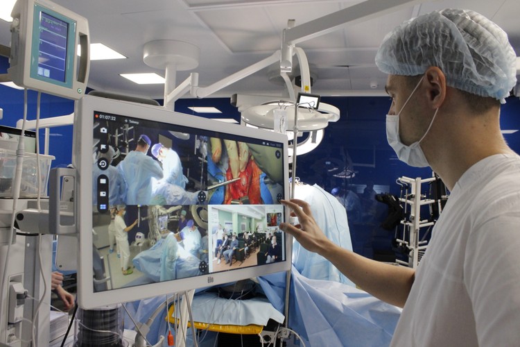 Видеоконференцсвязь из операционной КБ Св. Луки во время проведения мастера-класса по имплантационной хирургии.