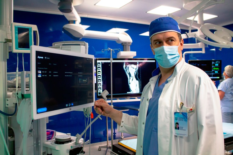 Доступ в единый централизованный архив видеозаписей операций возможен из любого помещения больницы: операционные, ординаторские, кабинет главного врача.
