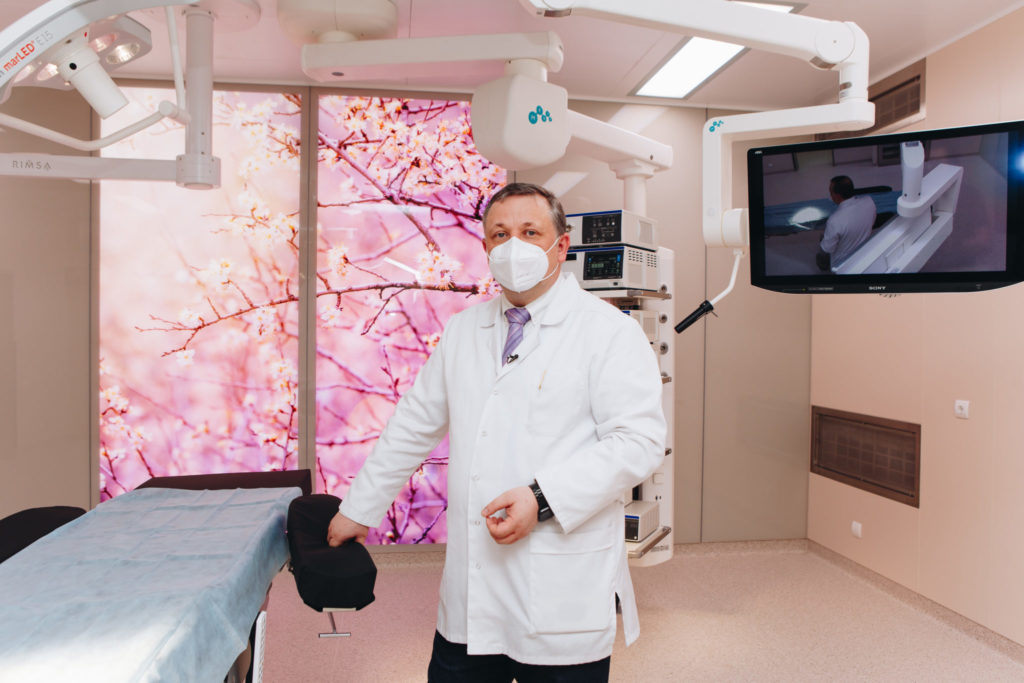 Фотопанель “Цветущая сакура” модуля чистых помещений в интегрированной операционной нового многофункционального медицинского центра МЕДСИ на Мичуринском проспекте (Москва)