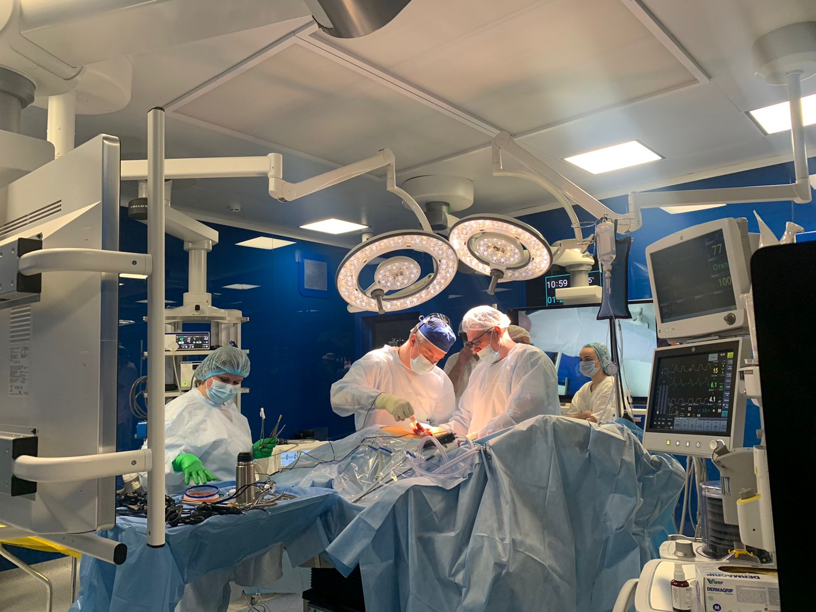 Первая родственная трансплантация почки в интегрированных операционных MVS в КБ Св. Луки