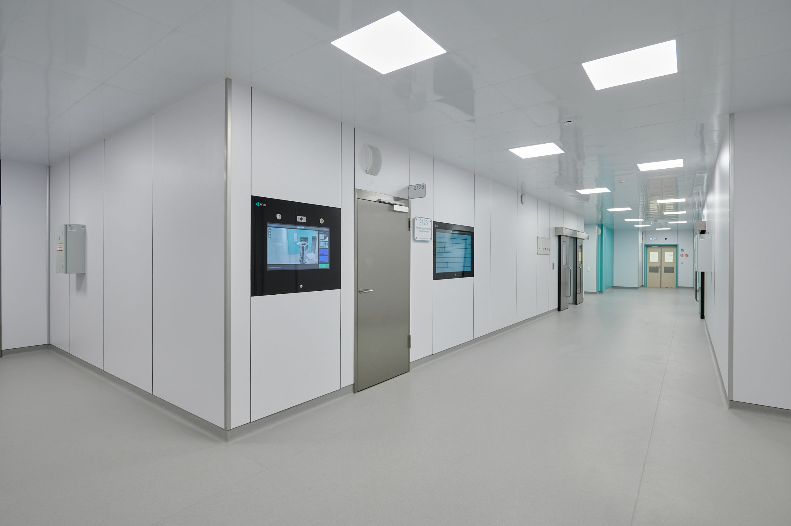 Чистый коридор с мониторами MVS в Центре экстренной медицинской помощи в НИИ скорой помощи им. И. И. Джанелидзе
