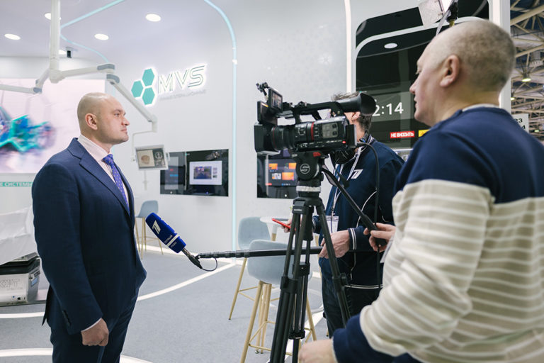 Андрей Кобец, генеральный директор MVS дает интервью Первому каналу
